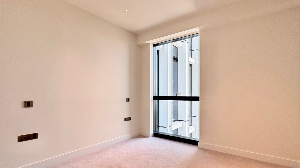 Flat Nine Elms Lane in Greater London