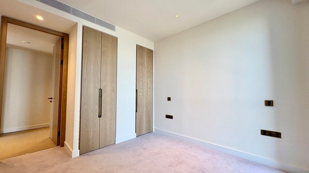 Flat Nine Elms Lane in Greater London
