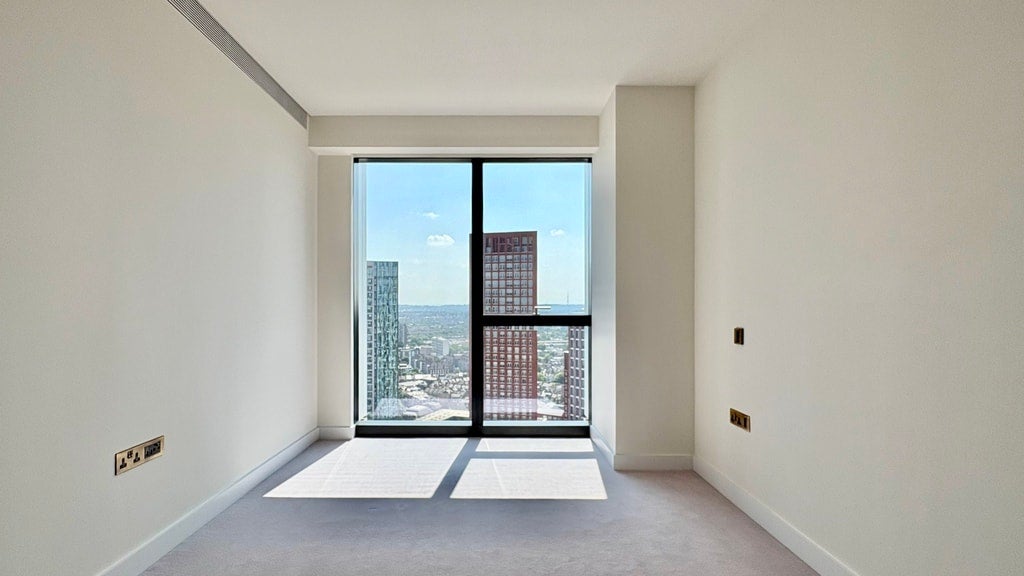 Flat Nine Elms Lane in Greater London