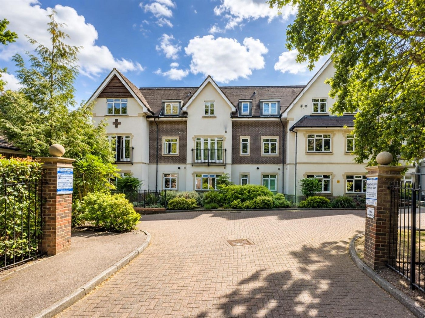 Flat Station Road in Beaconsfield