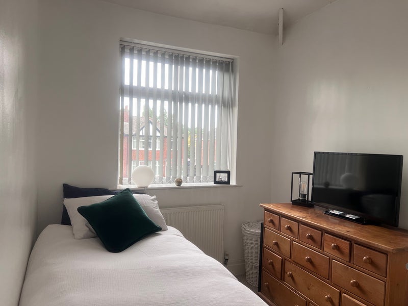 Room Kings Road in Trafford