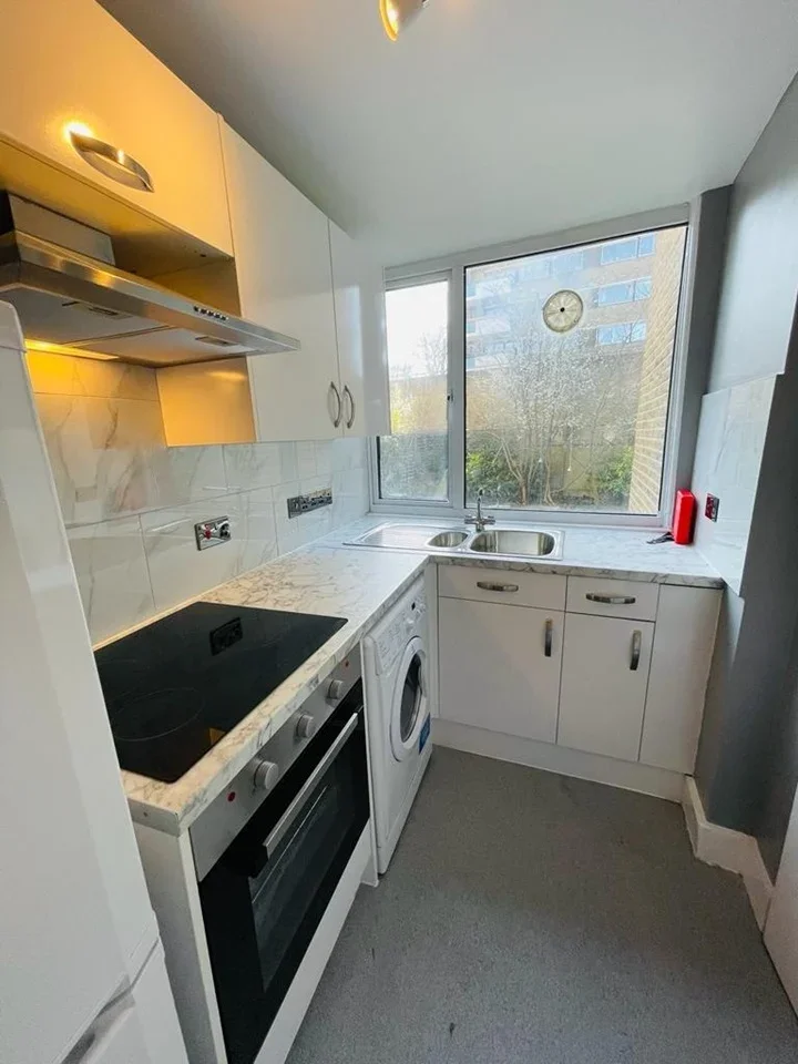 Flat Loudoun Road in Greater London