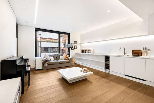 Flat Rathbone Place in City of Westminster