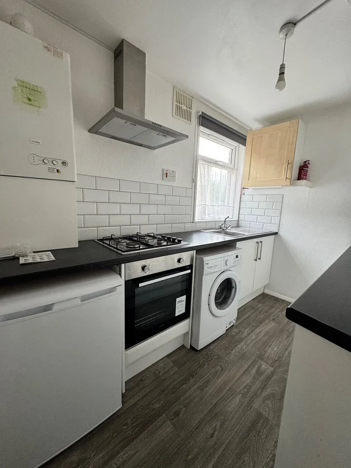 Flat Wellfield Road in Greater London