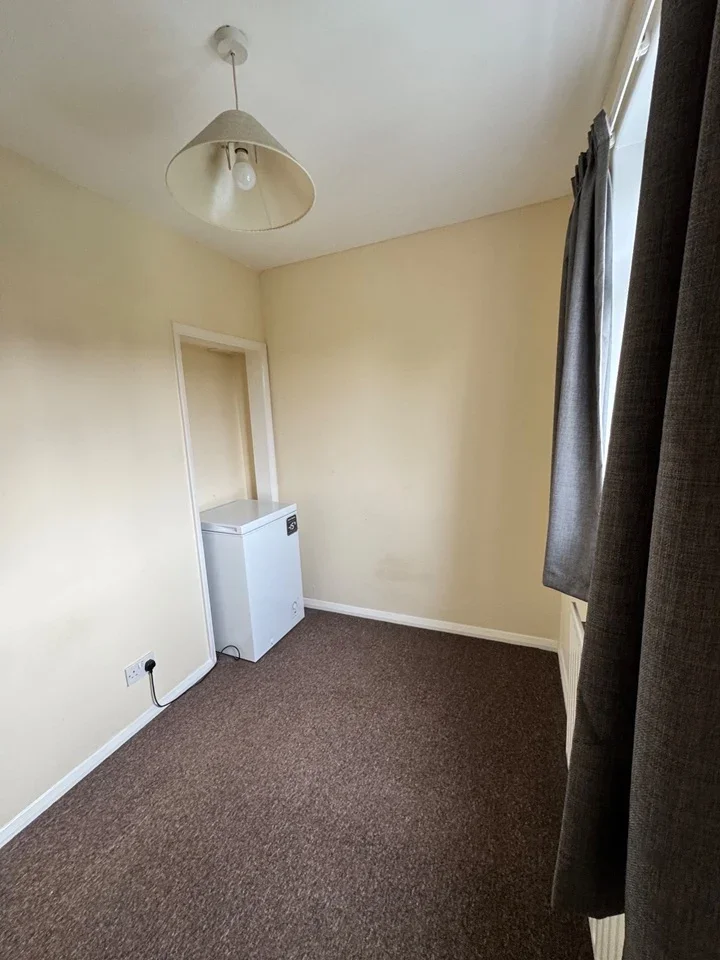 Flat Wellfield Road in Greater London