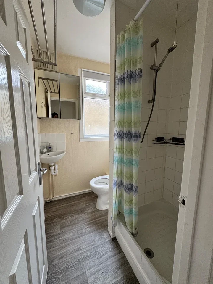 Flat Wellfield Road in Greater London