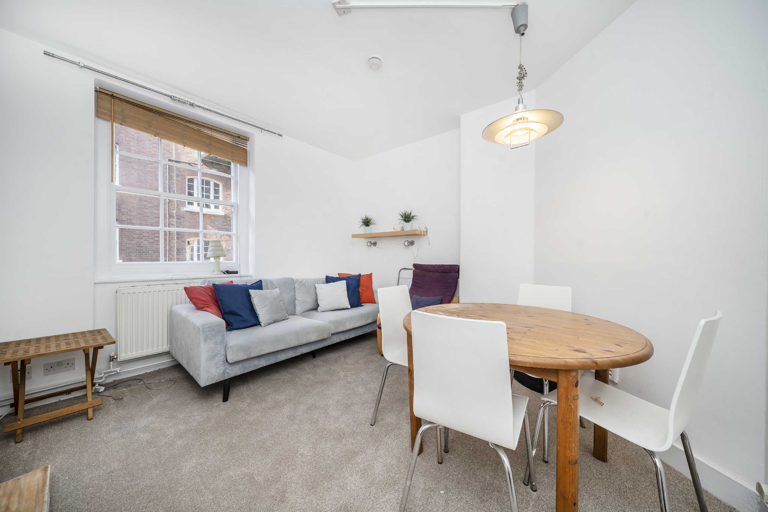 Flat Sandwich Street in Greater London