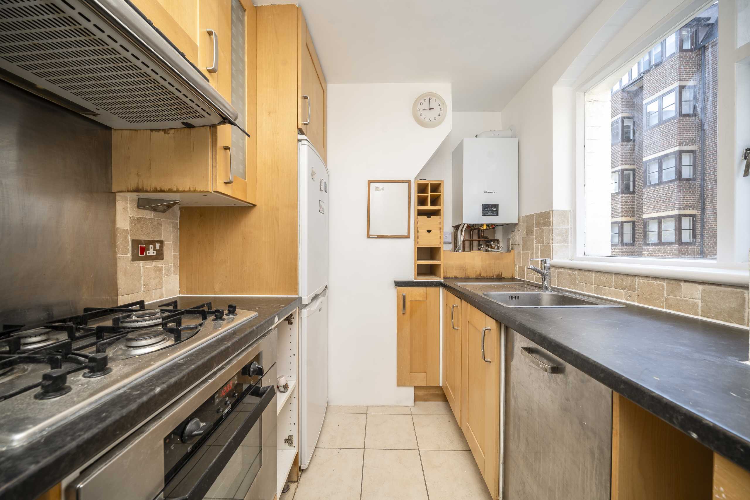 Flat Sandwich Street in Greater London