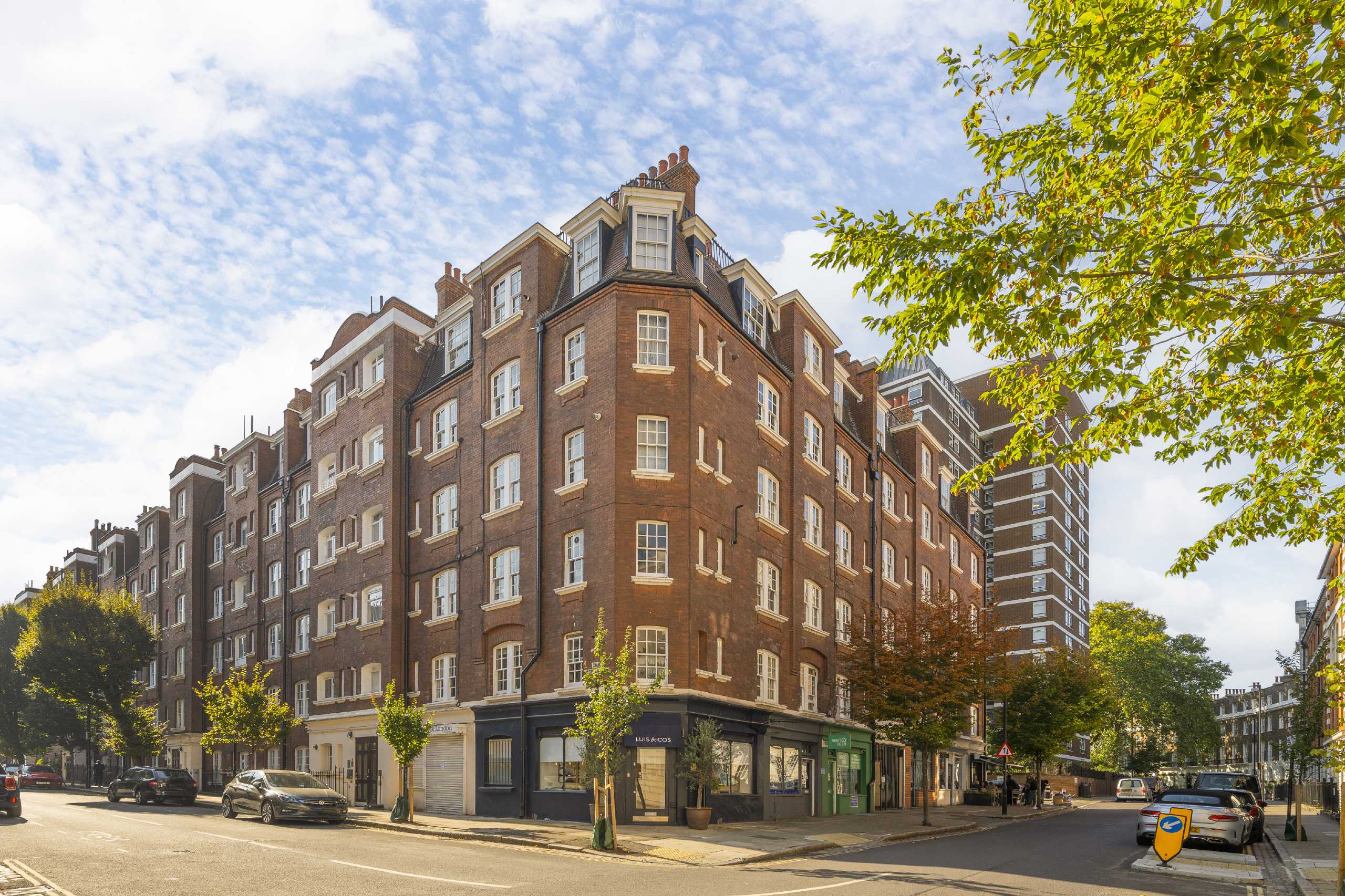 Flat Sandwich Street in Greater London