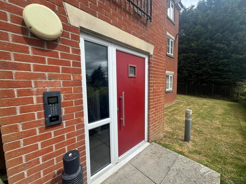 Flat Wyre Close in Bradford