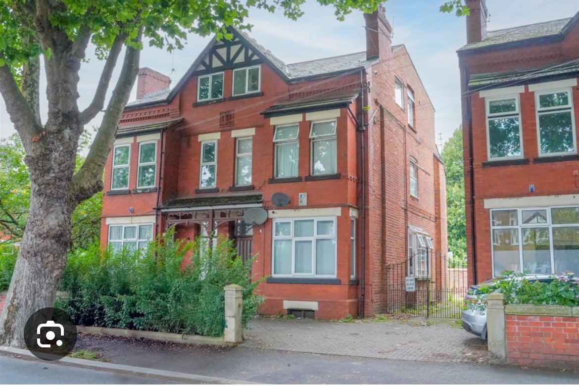 Flat Ayres Road in Manchester