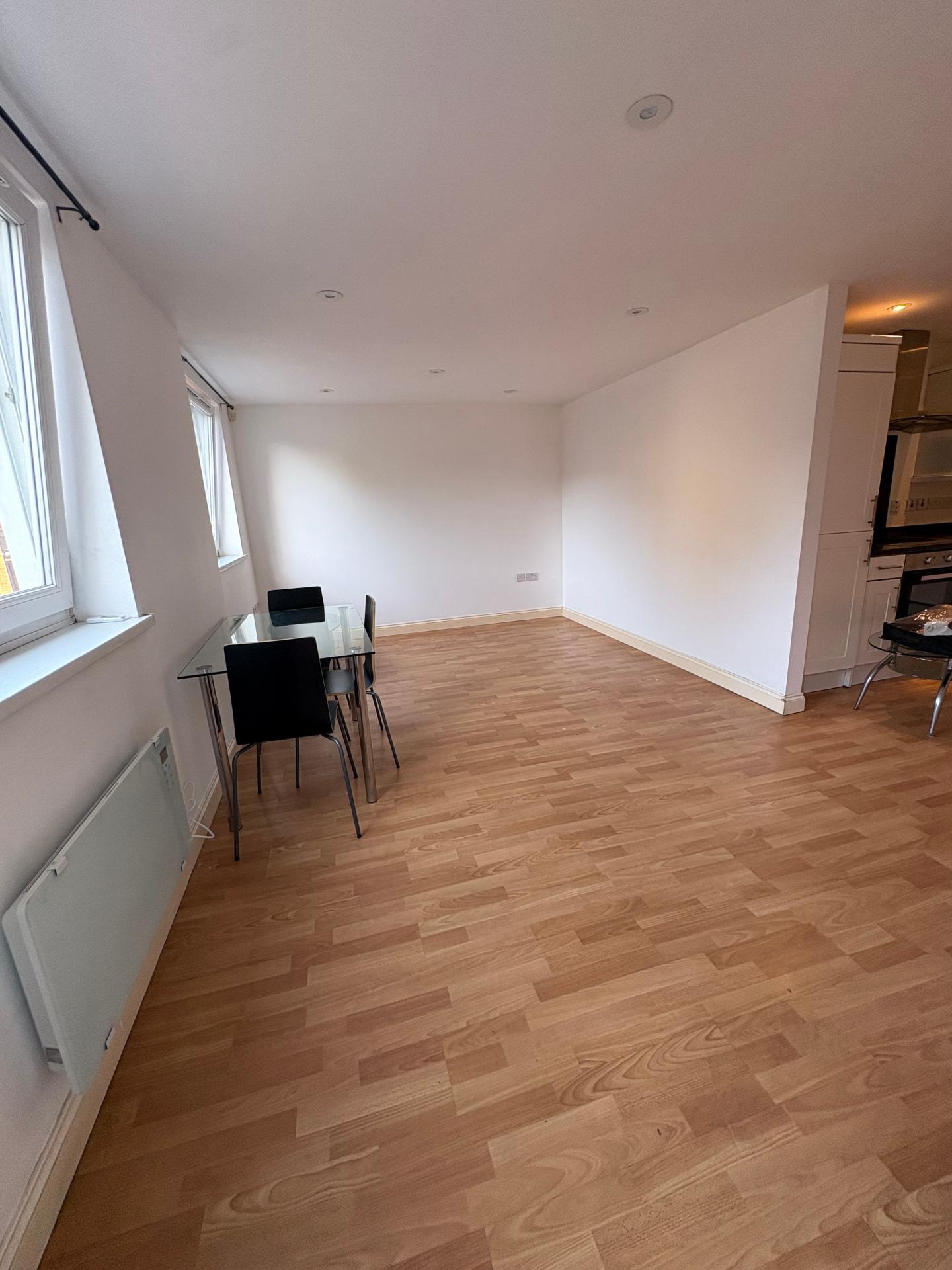 Flat Oakhill Road in Greater London
