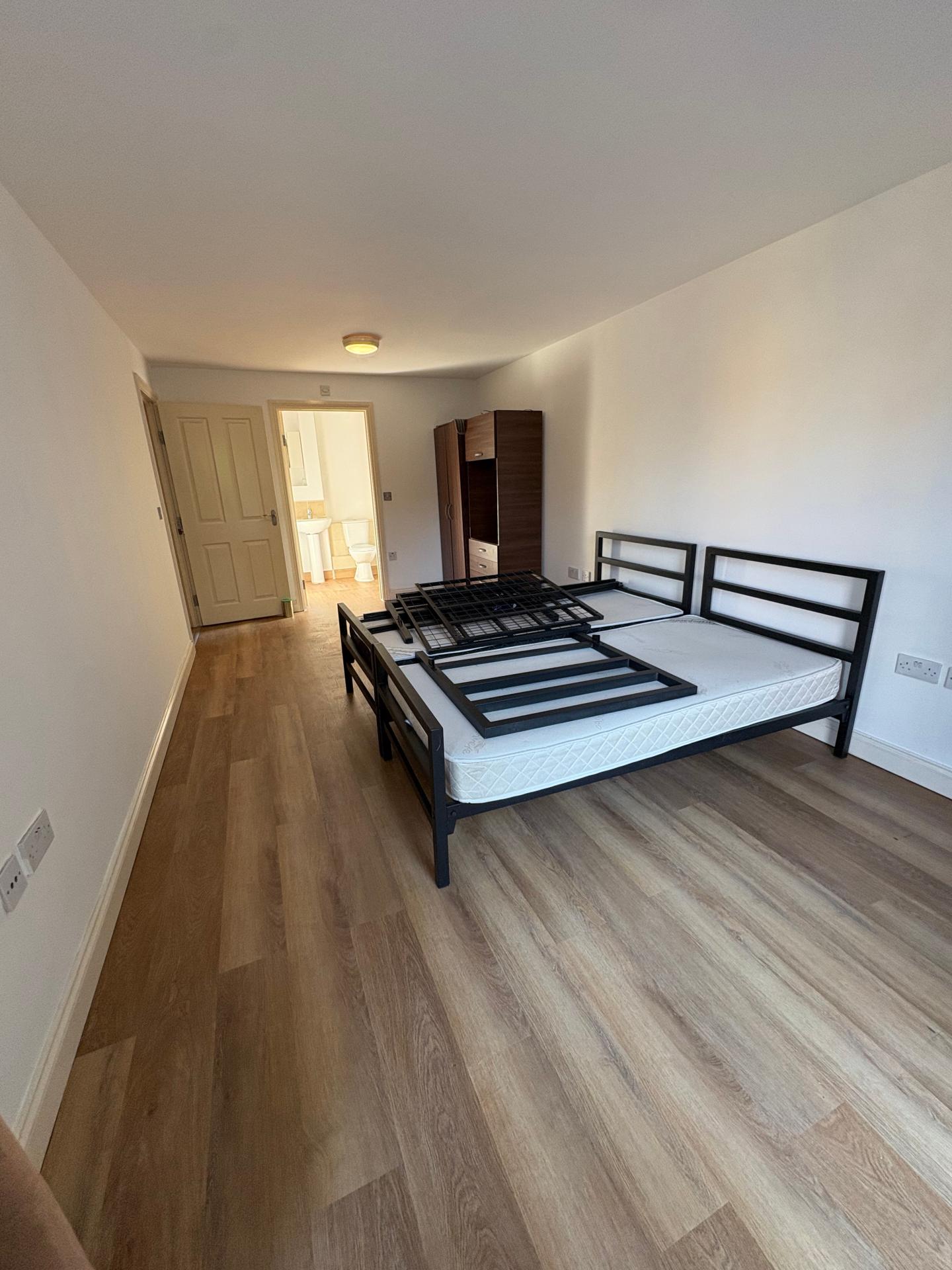 Flat Oakhill Road in Greater London