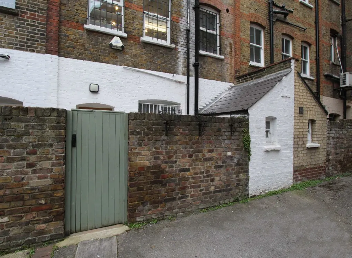 Flat Broad Street in Greater London