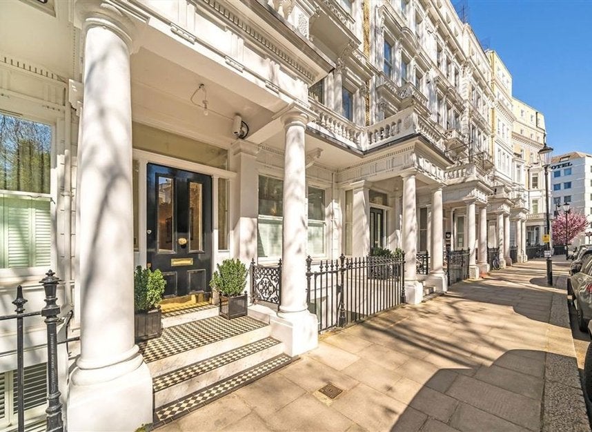 Flat Courtfield Gardens in Greater London