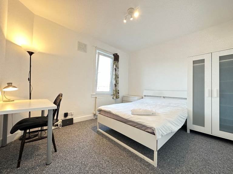 Flat Stenhouse Crescent in City of Edinburgh