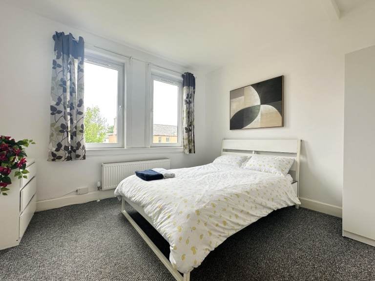 Flat Stenhouse Crescent in City of Edinburgh