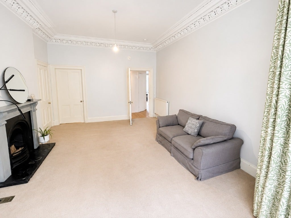 Flat Gladstone Terrace in City of Edinburgh