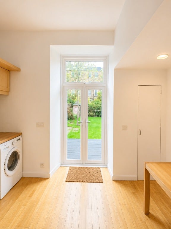 Flat Gladstone Terrace in City of Edinburgh