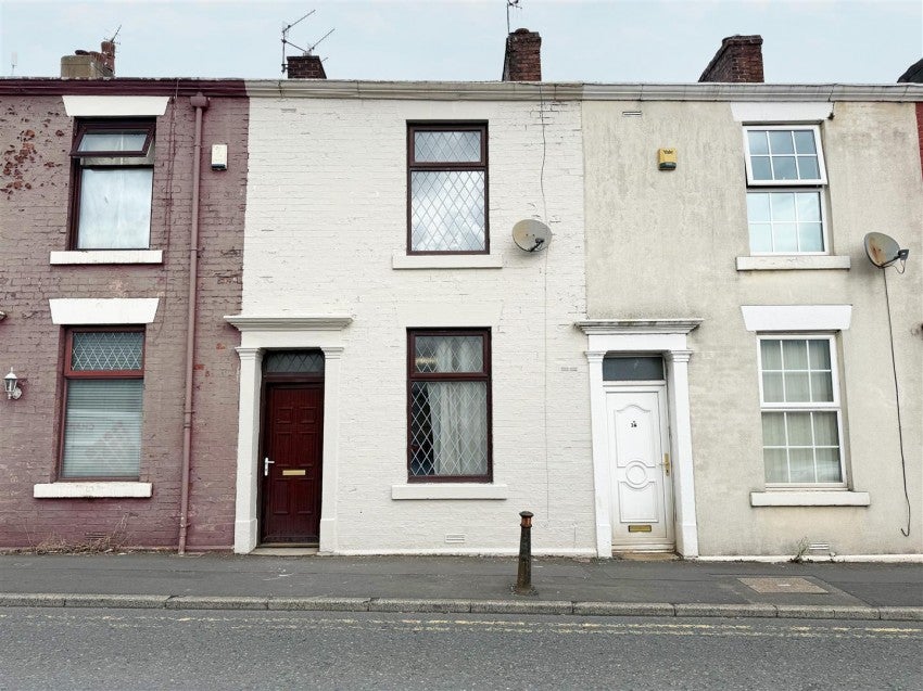 Flat Hollins Grove Street in Darwen