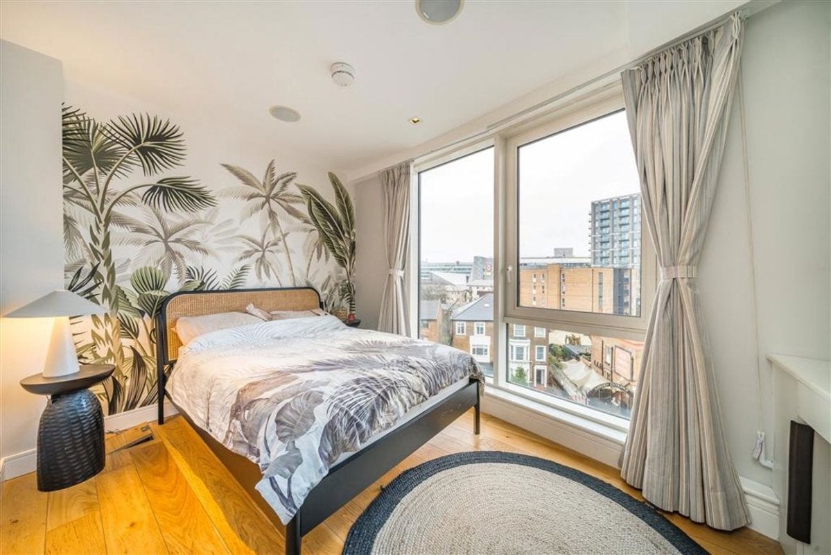 Flat Kew Bridge Road in Greater London