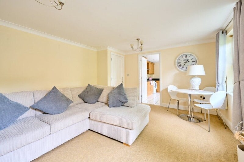 Flat Rowe Close in Rugby