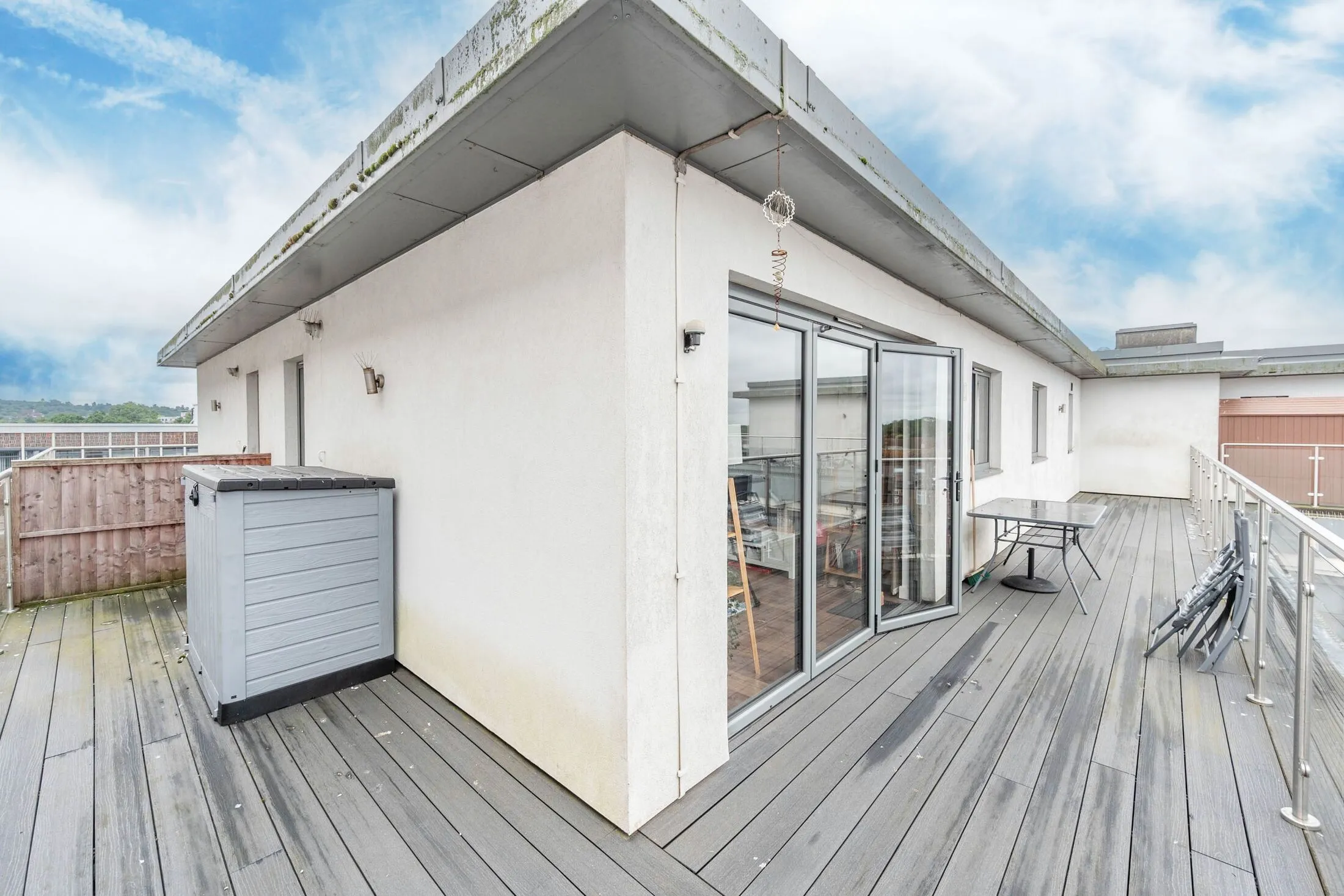 Flat Imperial Drive in Greater London
