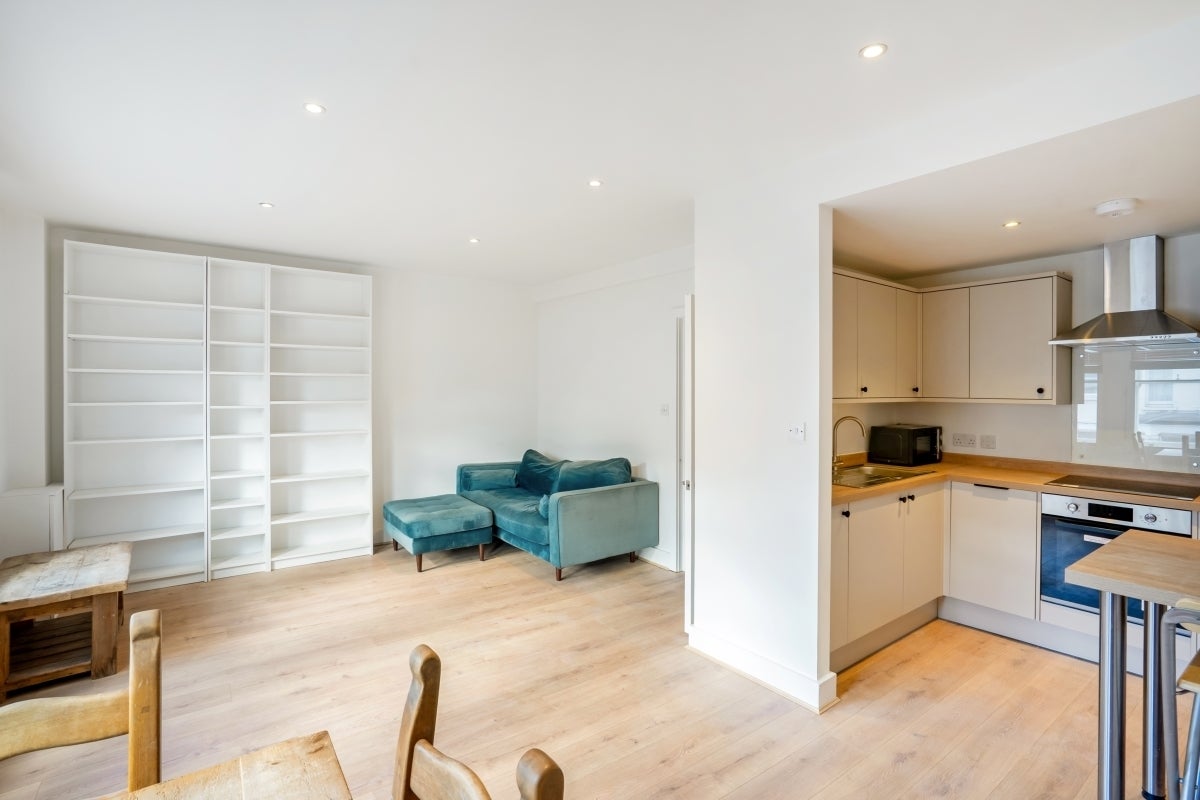 Flat Lavender Hill in Greater London