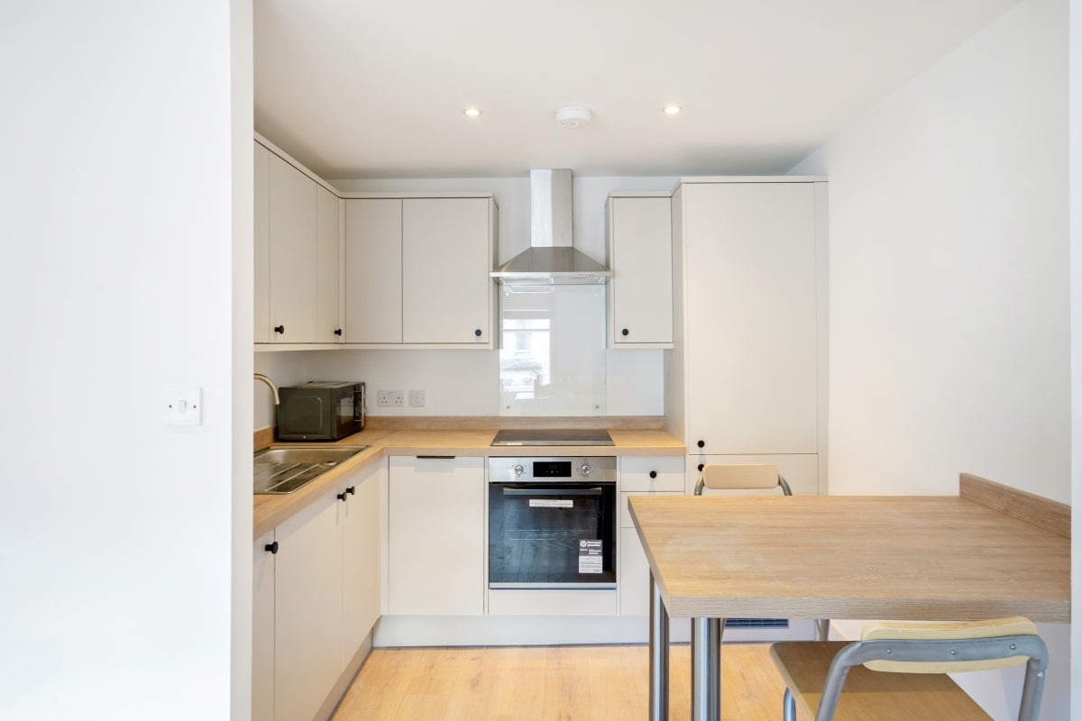 Flat Lavender Hill in Greater London