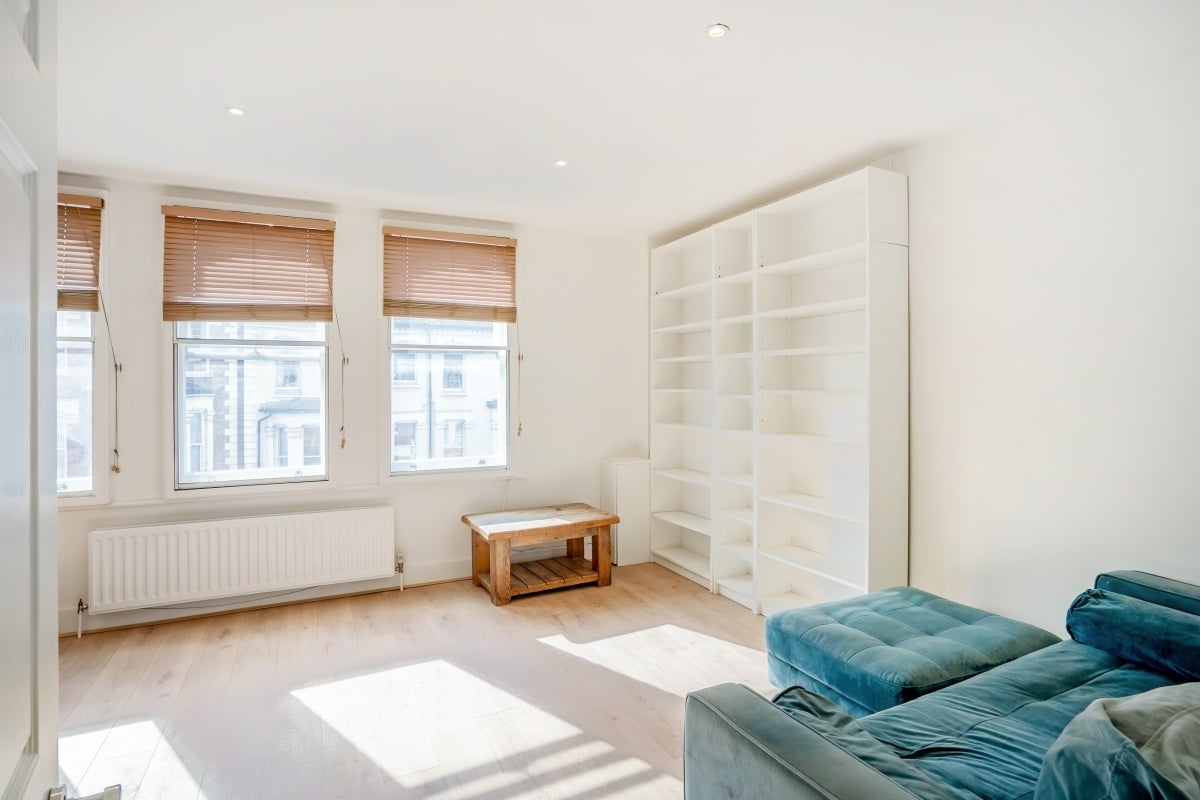 Flat Lavender Hill in Greater London