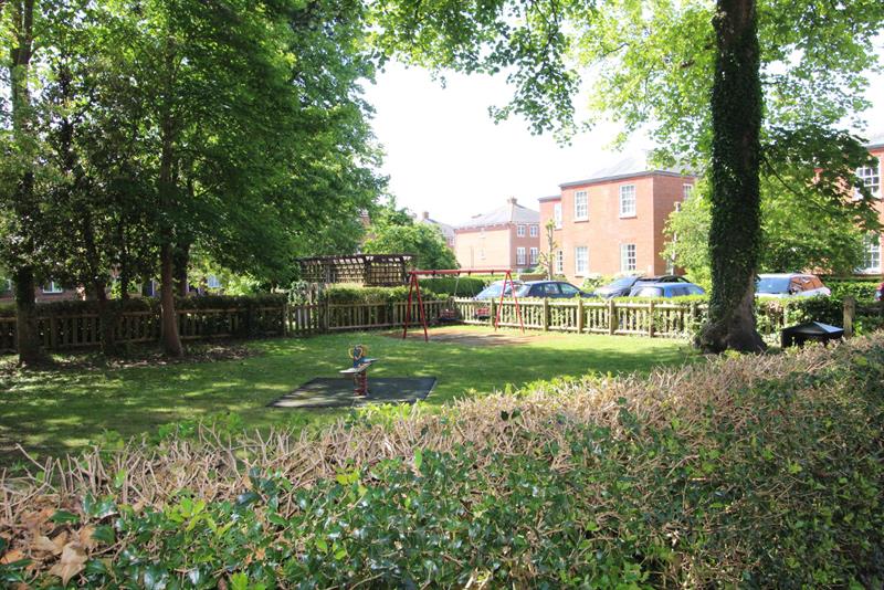 Flat Knowle Avenue in Winchester