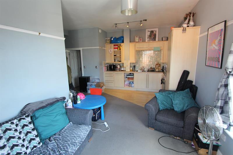 Flat Knowle Avenue in Winchester