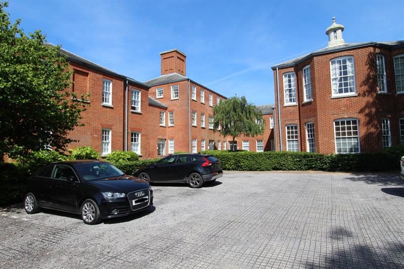 Flat Knowle Avenue in Winchester