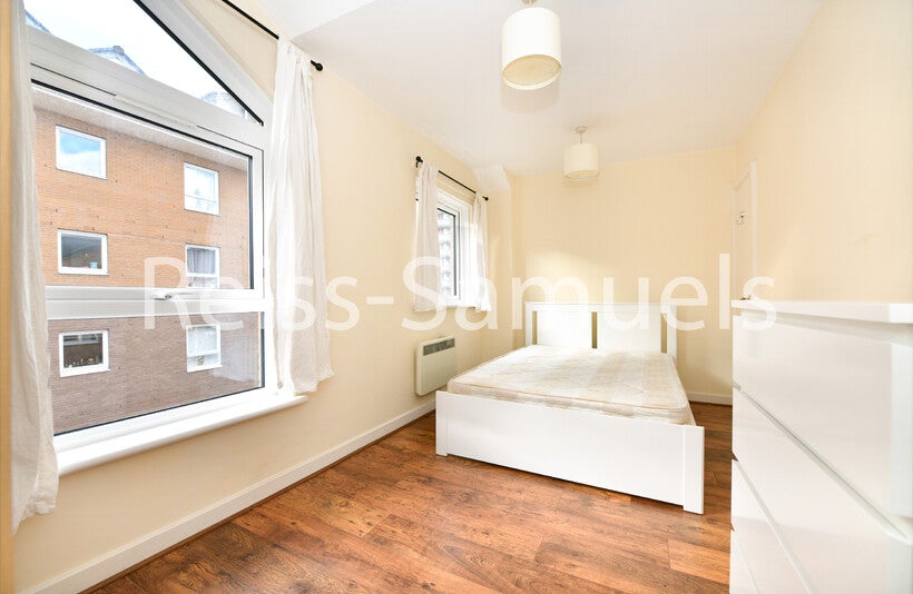 Flat Cyclops Mews in Greater London