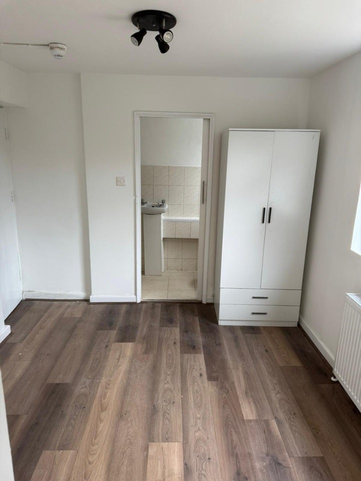Flat Batoum Gardens in Greater London