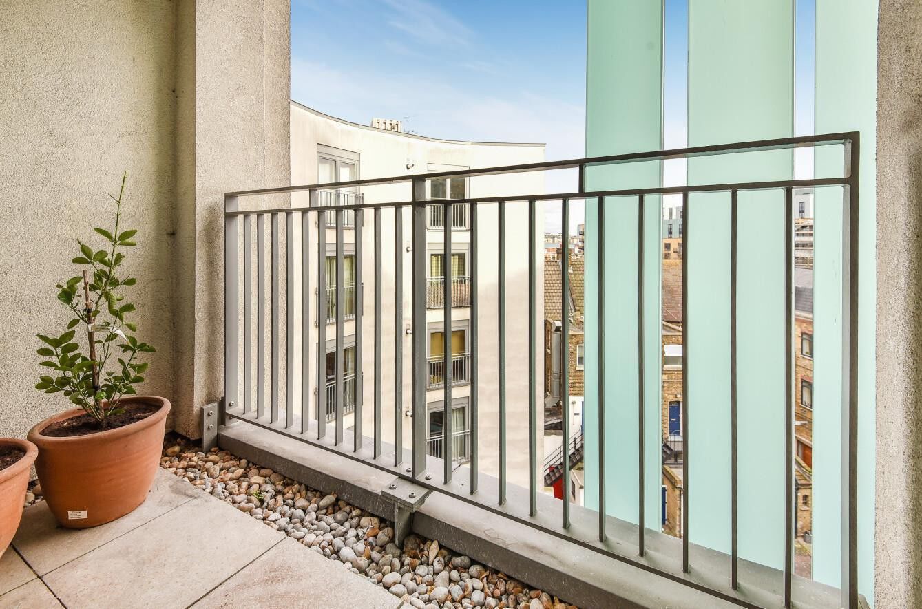 Flat Hardwicks Square in Greater London