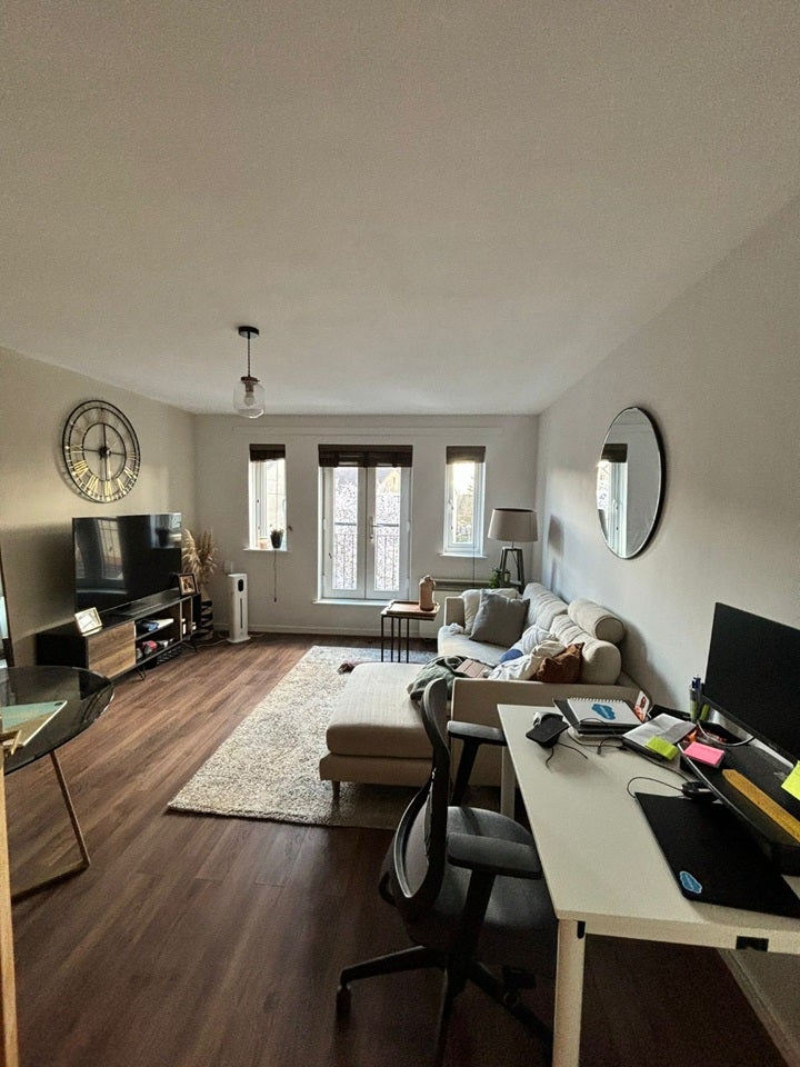 Flat Peel Close in Greater London