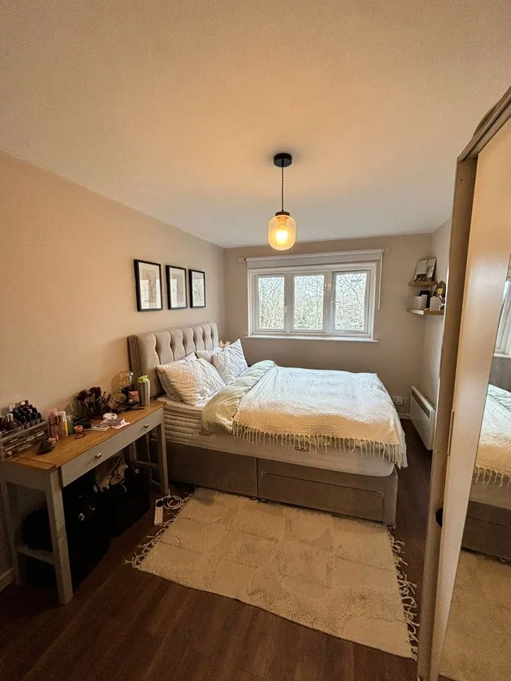 Flat Peel Close in Greater London