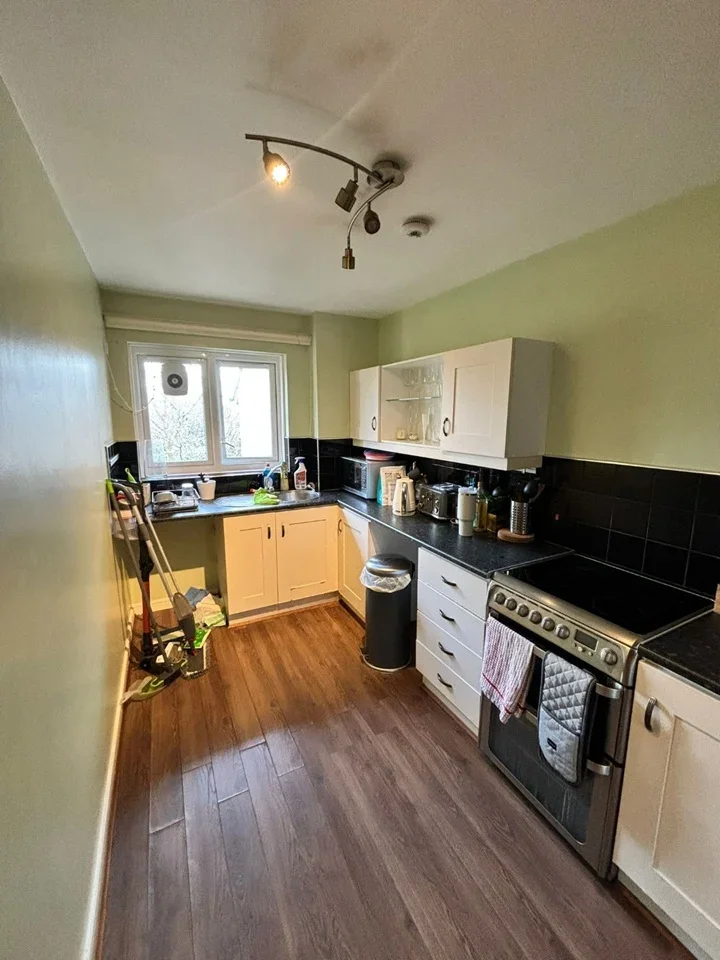 Flat Peel Close in Greater London