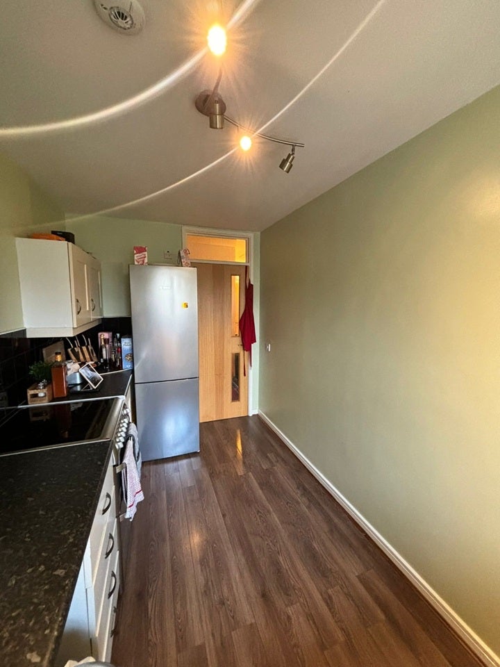 Flat Peel Close in Greater London