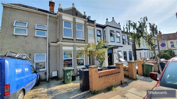 Flat Spencer Road in London