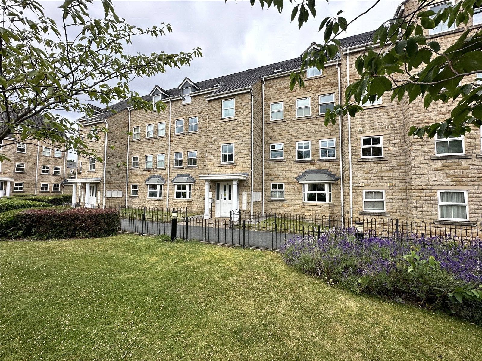 Flat Navigation Drive in Bradford