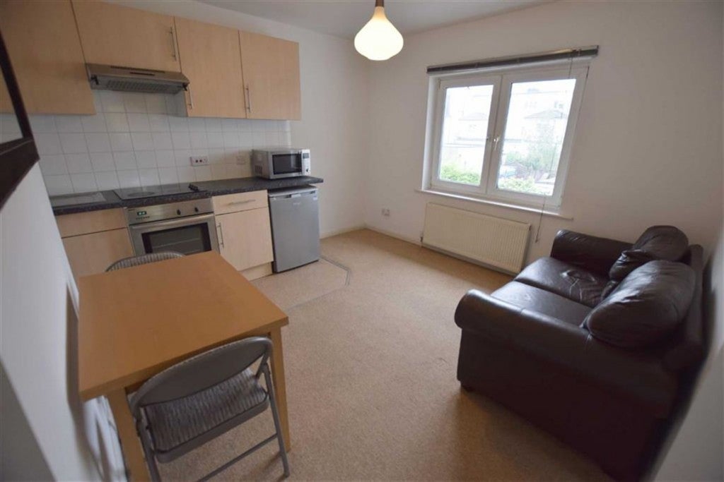 Flat Selborne Gardens in Greater London