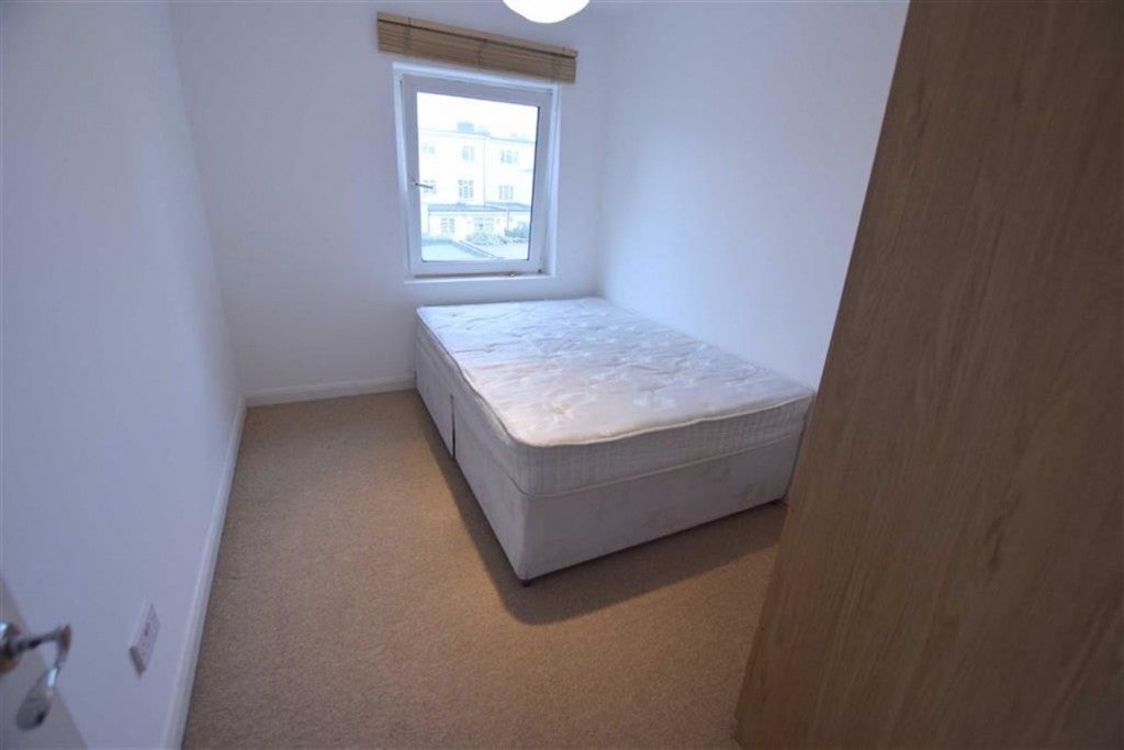 Flat Selborne Gardens in Greater London