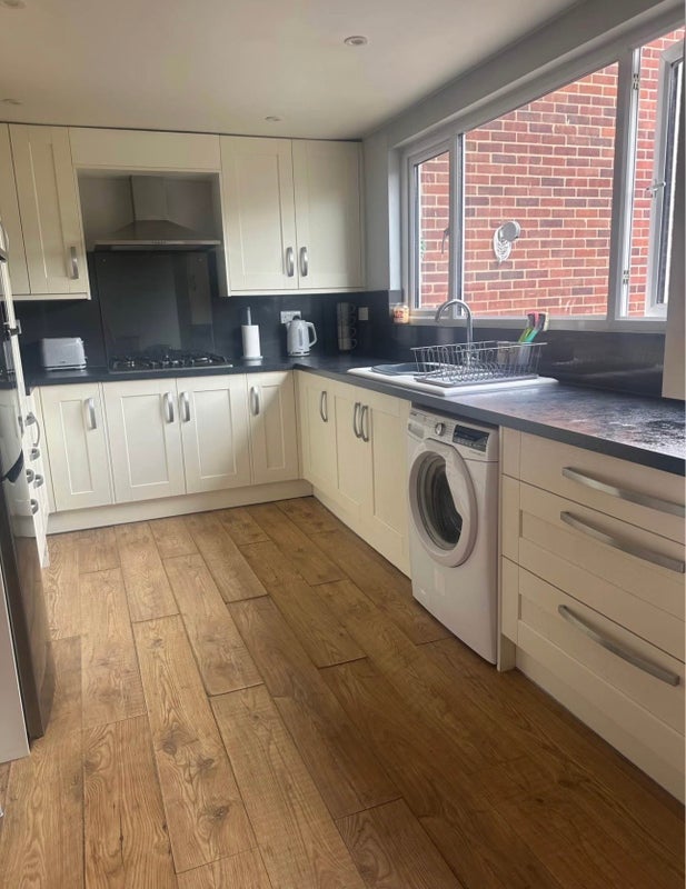 Room Willcox Avenue in West Suffolk