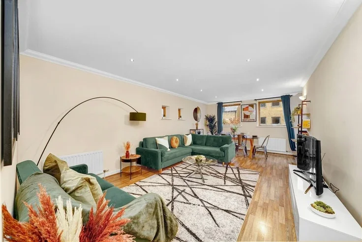 Flat Maritime Quay in Greater London