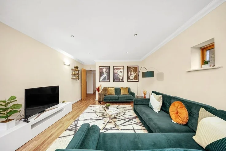Flat Maritime Quay in Greater London