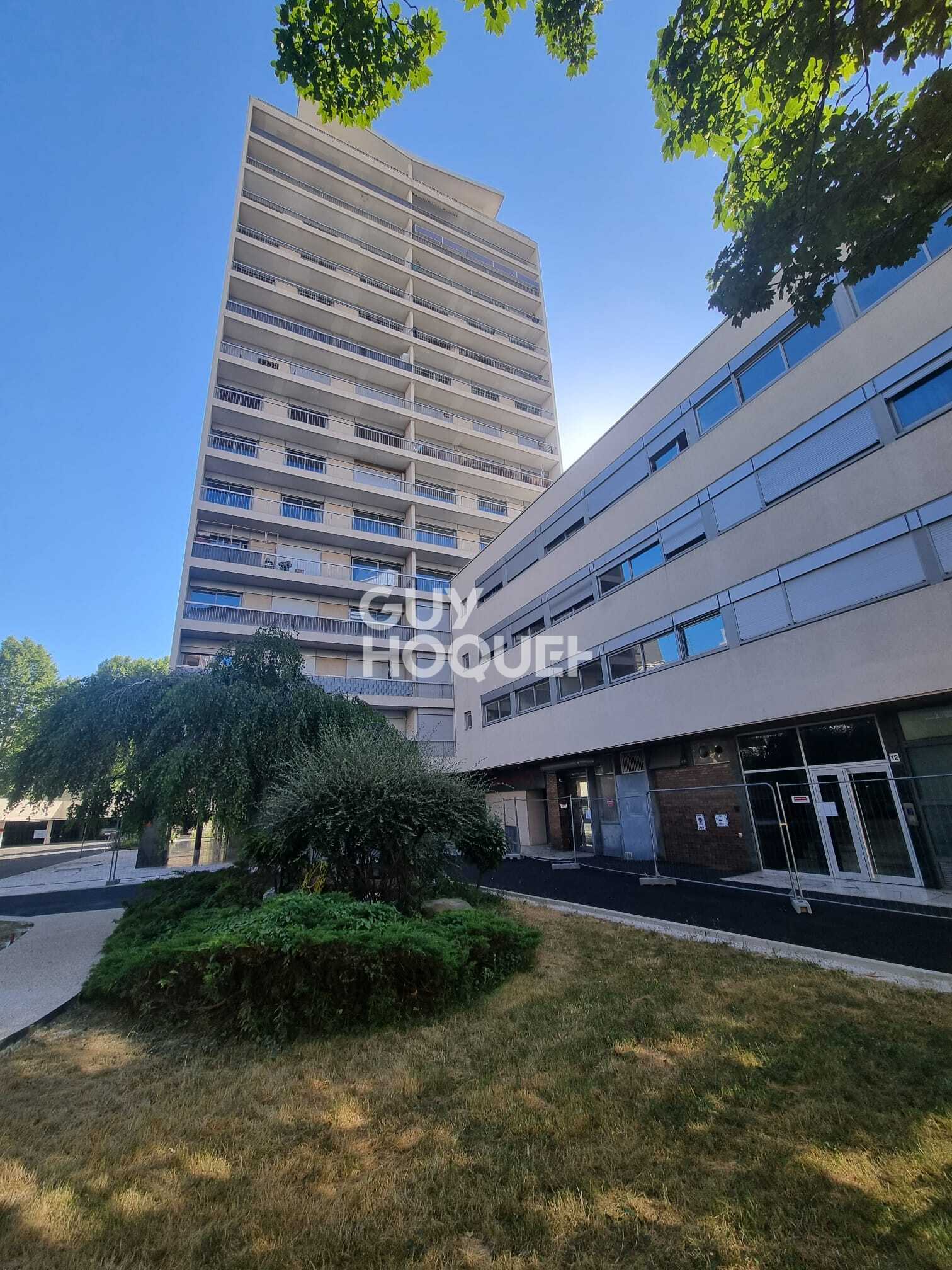 Flat Place des Vosges in Courbevoie