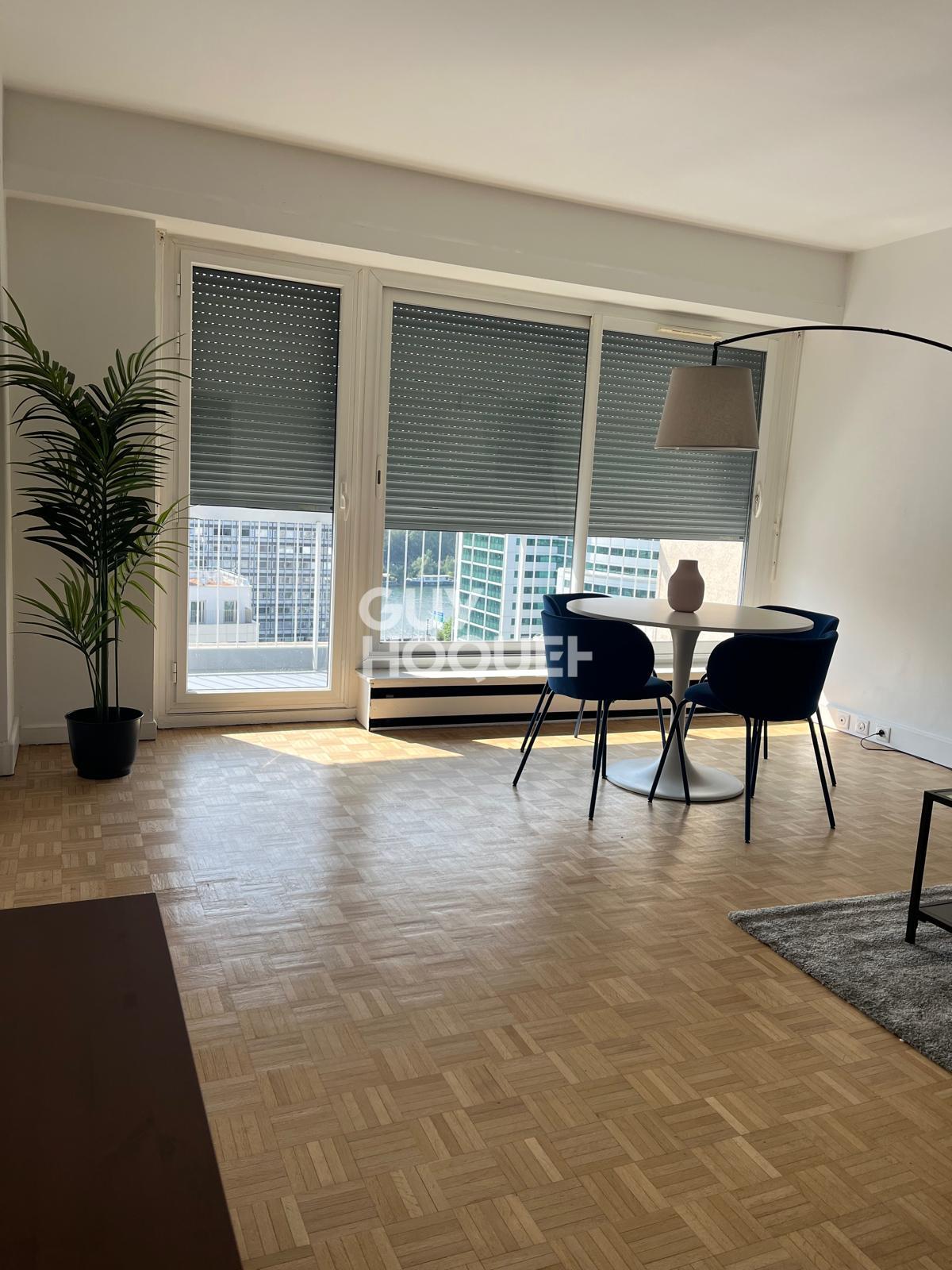 Flat Place des Vosges in Courbevoie