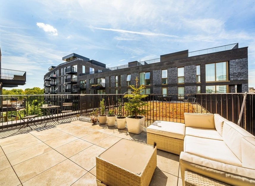 Flat Bradshaw Yard in Greater London